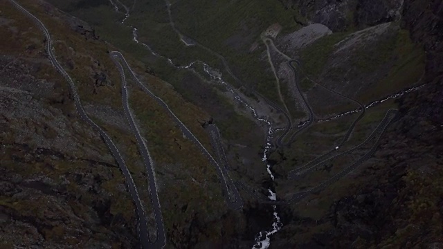 4K鸟瞰图的Trollstigen路瀑布，树木和山脉视频素材