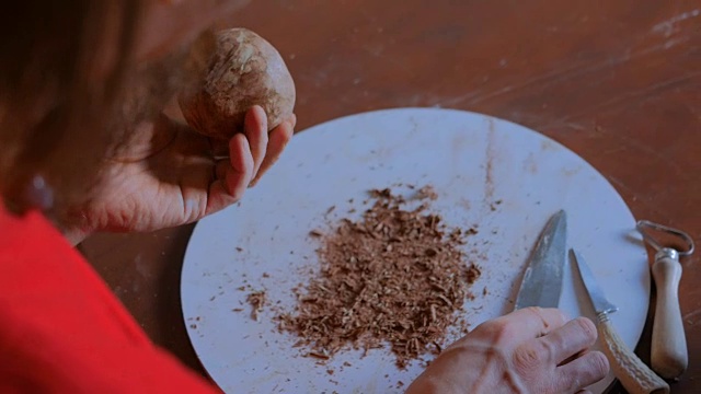 在陶艺车间，专业陶工用专用工具制作干陶土杯视频素材