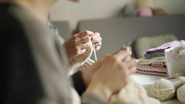 两个女人在织毛线衣服。女人的爱好视频素材