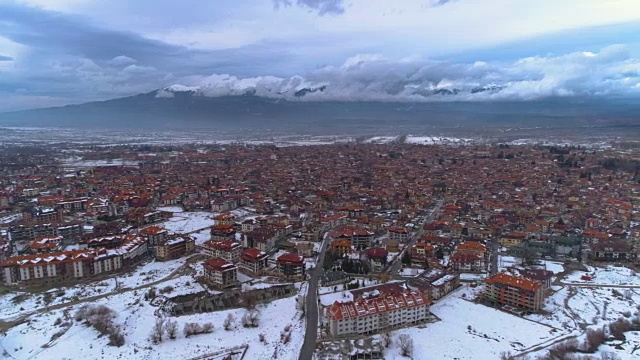 超宽无人机全景拍摄的冬季滑雪胜地班斯科，保加利亚视频素材