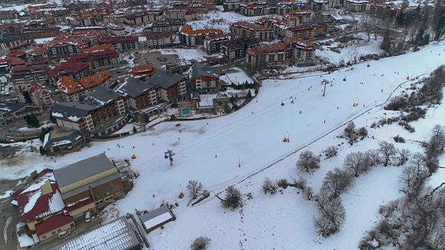 无人机在保加利亚班斯科冬季旅游胜地的滑雪斜坡上上升视频素材