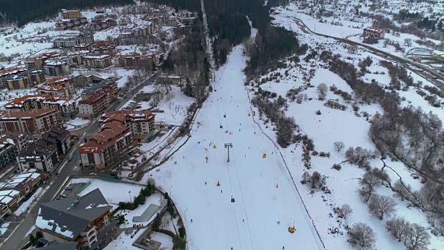 在冬季旅游胜地班斯科，保加利亚，静态无人机显示滑雪斜坡的照片视频素材