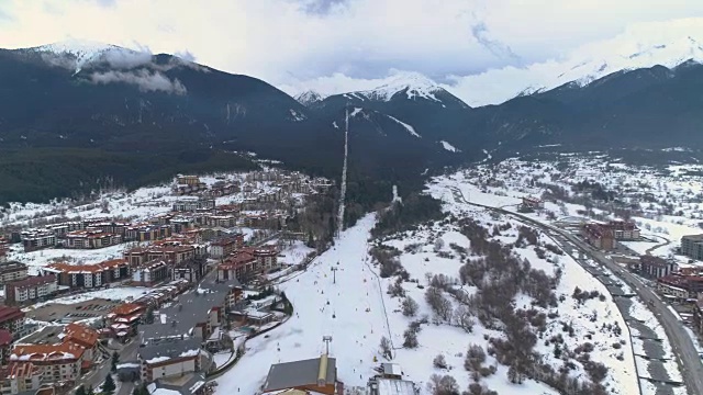 无人机飞过冬季旅游胜地班斯科的滑雪坡，保加利亚视频素材