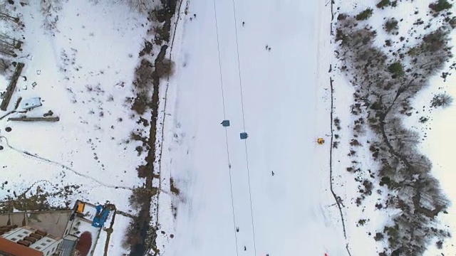 空中鸟瞰保加利亚班斯科冬季旅游胜地的滑雪坡道视频素材