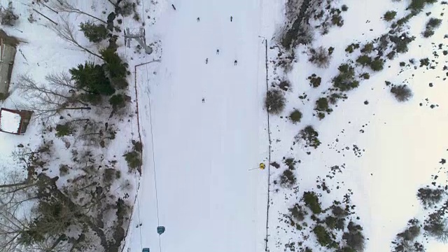 在保加利亚班斯科的冬季旅游胜地，无人机俯瞰滑雪场视频素材