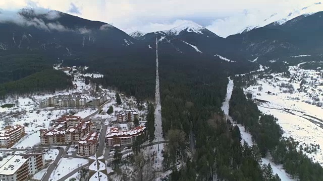 一架无人机飞过保加利亚班斯科冬季旅游胜地的滑雪场视频素材