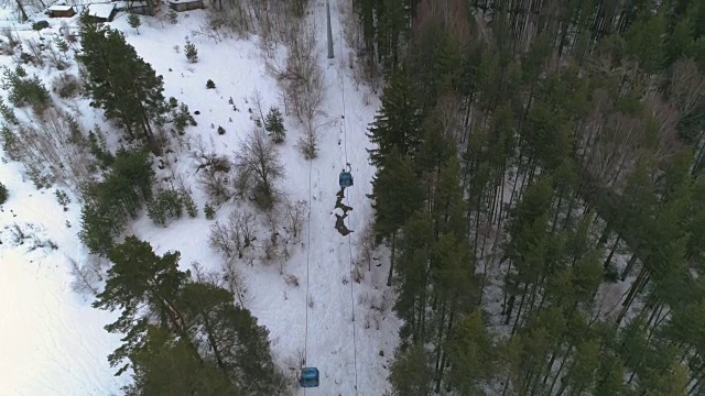 这张照片摄于保加利亚班斯科皮林山的缆车滑雪坡上视频素材