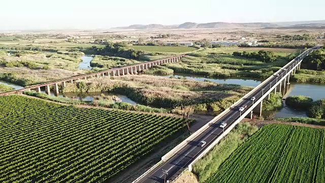 路桥毗邻农田，横跨南非卡卡马斯的奥兰治河视频素材