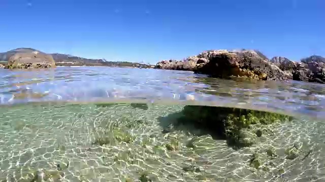 拆分水下视图在阿尔盖罗绿松石海。意大利撒丁岛视频素材