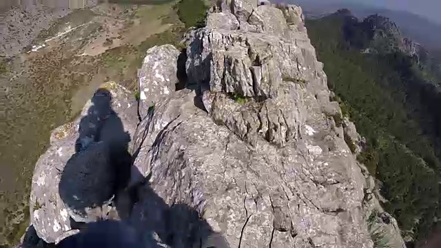 登山者走在一条充满危险的岩石小路上，沿途风景优美。观点。视频素材