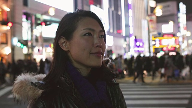 日本东京晚上在街上的日本女性视频素材