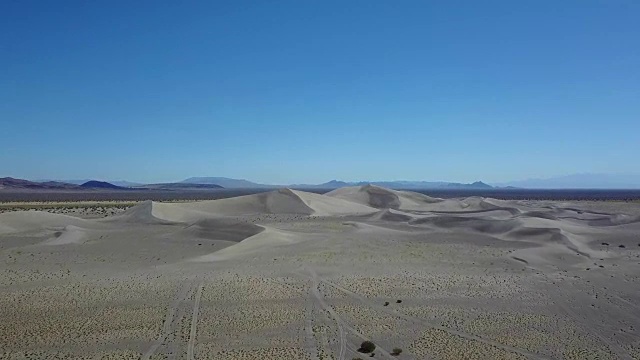 无人机在内华达州帕朗普的大沙丘阿玛戈萨山谷飞行视频素材