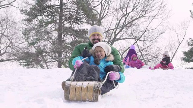 父亲和孩子们一起滑雪橇视频素材