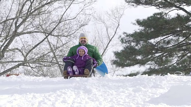 父亲和孩子们一起拉雪橇视频素材