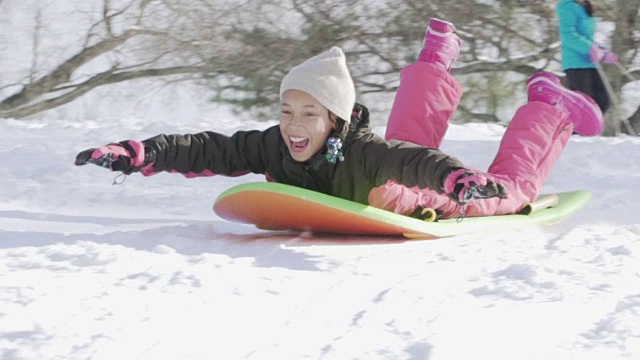 小女孩在雪地里拉雪橇视频素材