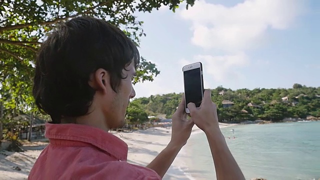 旅行者用智能手机拍摄苏梅岛热带海滩的照片。泰国。缓慢的运动。1920 x1080视频素材