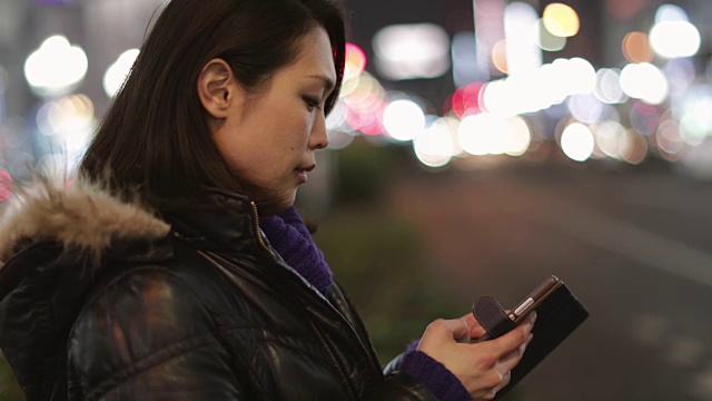 日本女性在街上用手机等出租车视频素材