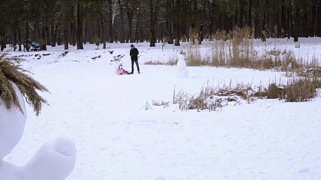 雪人。有孩子的雪人视频素材