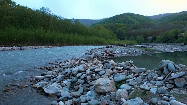 纯净的山河与强大的水流从高加索山脉快速流动。晚上视频素材