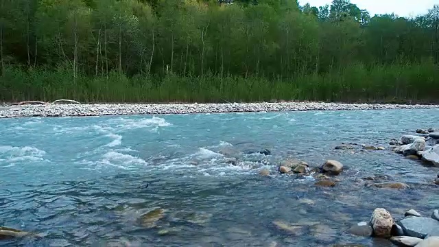 纯净的山河与强大的水流从高加索山脉快速流动。晚上视频素材