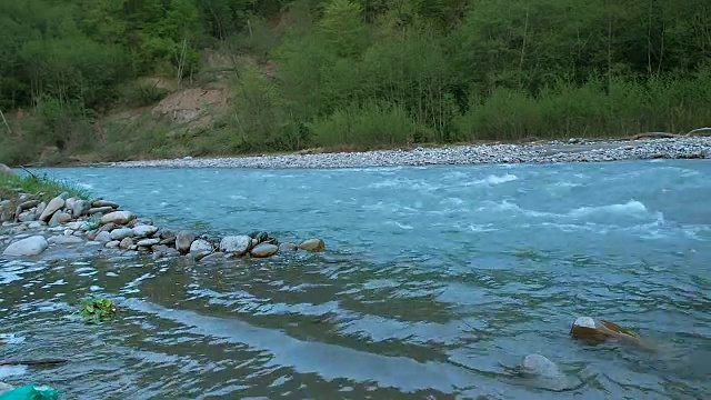 纯净的山河与强大的水流从高加索山脉快速流动。晚上视频素材