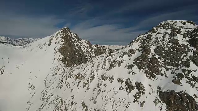 在帕索德尔托纳勒山顶的积雪覆盖的山峰视频素材