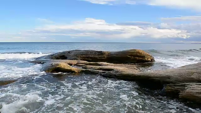 保加利亚黑海沿岸的海景。视频素材