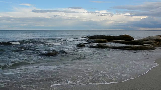 保加利亚黑海沿岸的海景。视频素材