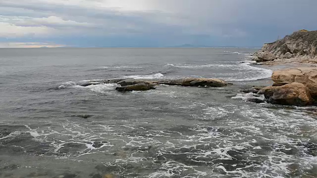 保加利亚黑海沿岸的海景。视频素材