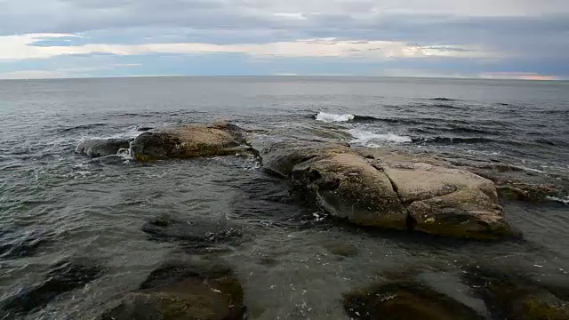 保加利亚黑海沿岸的海景。视频素材