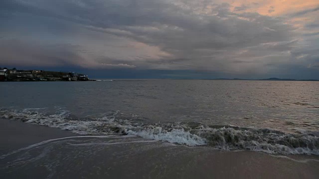 保加利亚拉夫达附近的渔村，色彩斑斓的日落。黑海海岸的海上日落。视频素材