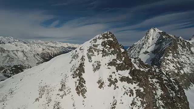 在帕索德尔托纳勒山顶的积雪覆盖的山峰视频素材