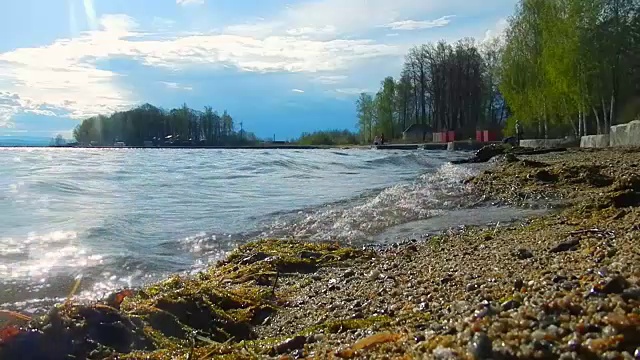 夕阳下湖面上平静的波涛视频素材