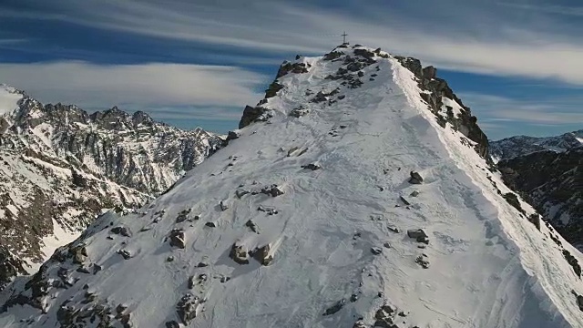 白雪皑皑的山峰在帕索德尔托纳勒和基督教十字视频素材