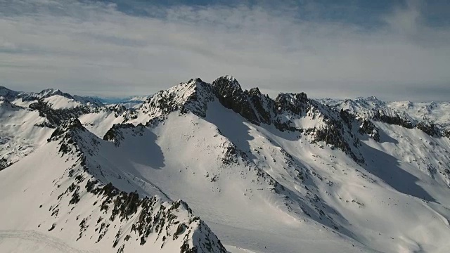 在帕索德尔托纳勒山顶的积雪覆盖的山峰视频素材