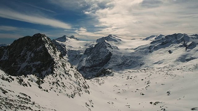 在帕索德尔托纳勒山顶的积雪覆盖的山峰视频素材