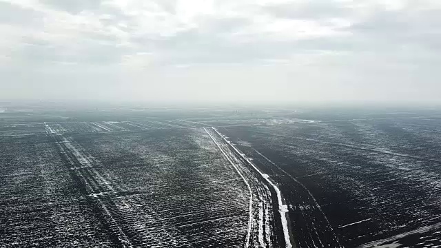 被雪覆盖的农田俯视图。早春视频素材