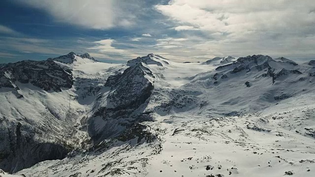 在帕索德尔托纳勒山顶的积雪覆盖的山峰视频素材