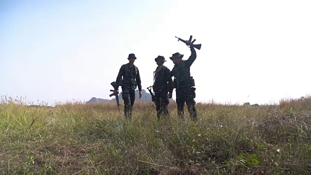 一群全副武装的士兵在庆祝胜利视频素材