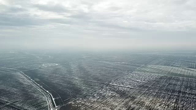 被雪覆盖的农田俯视图。早春视频素材