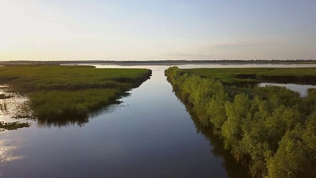 日落时分的多瑙河三角洲湿地视频素材