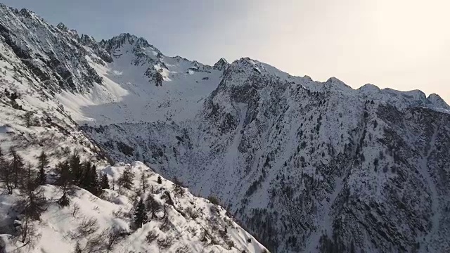 意大利阿尔卑斯山上的雪山空中天线视频素材