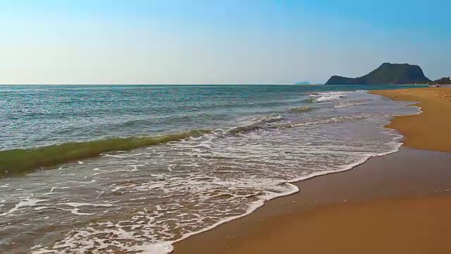 海浪缓缓地溅起水花的宁静的田园诗般的景象视频素材