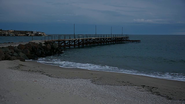 保加利亚黑海沿岸的海景。蓝色小时日落视频素材