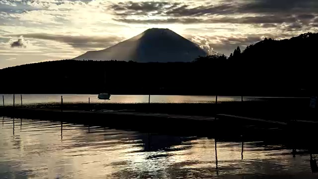 日落时富士山上的山中湖视频素材