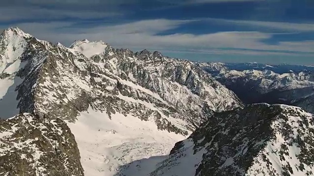 在帕索德尔托纳勒山顶的积雪覆盖的山峰视频素材