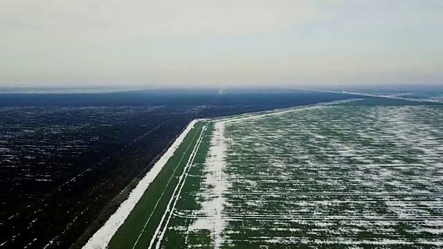 春季鸟瞰图中被雪覆盖的谷地。视频素材