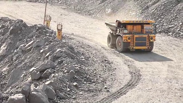 一辆自卸车沿着公路行驶，黄色的自卸卡车在采石场外，工业外观视频素材