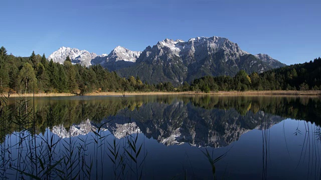 多莉。卢滕泽湖和卡温德尔山脉。Mittenwald, Garmisch-Partenkirchen, Luttensee, Karwendel, Werdenfelser Land，上巴伐利亚，巴伐利亚阿尔卑斯山，巴伐利亚，德国，欧洲。视频素材