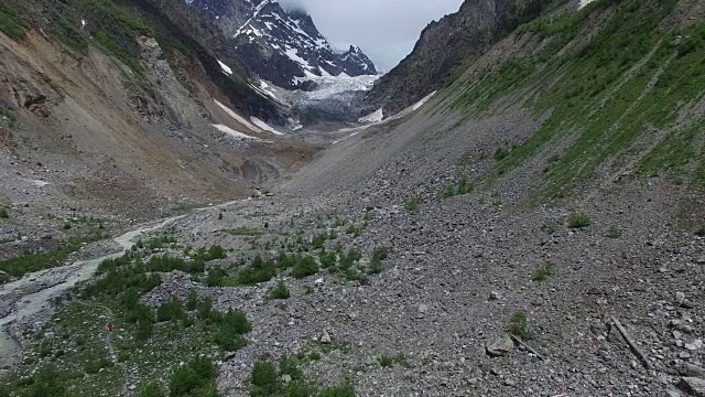 飞越冰河前面的峡谷。视频素材